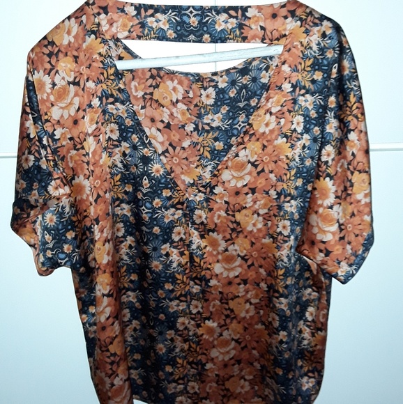 Forever 21 top with open back - Picture 2 of 3