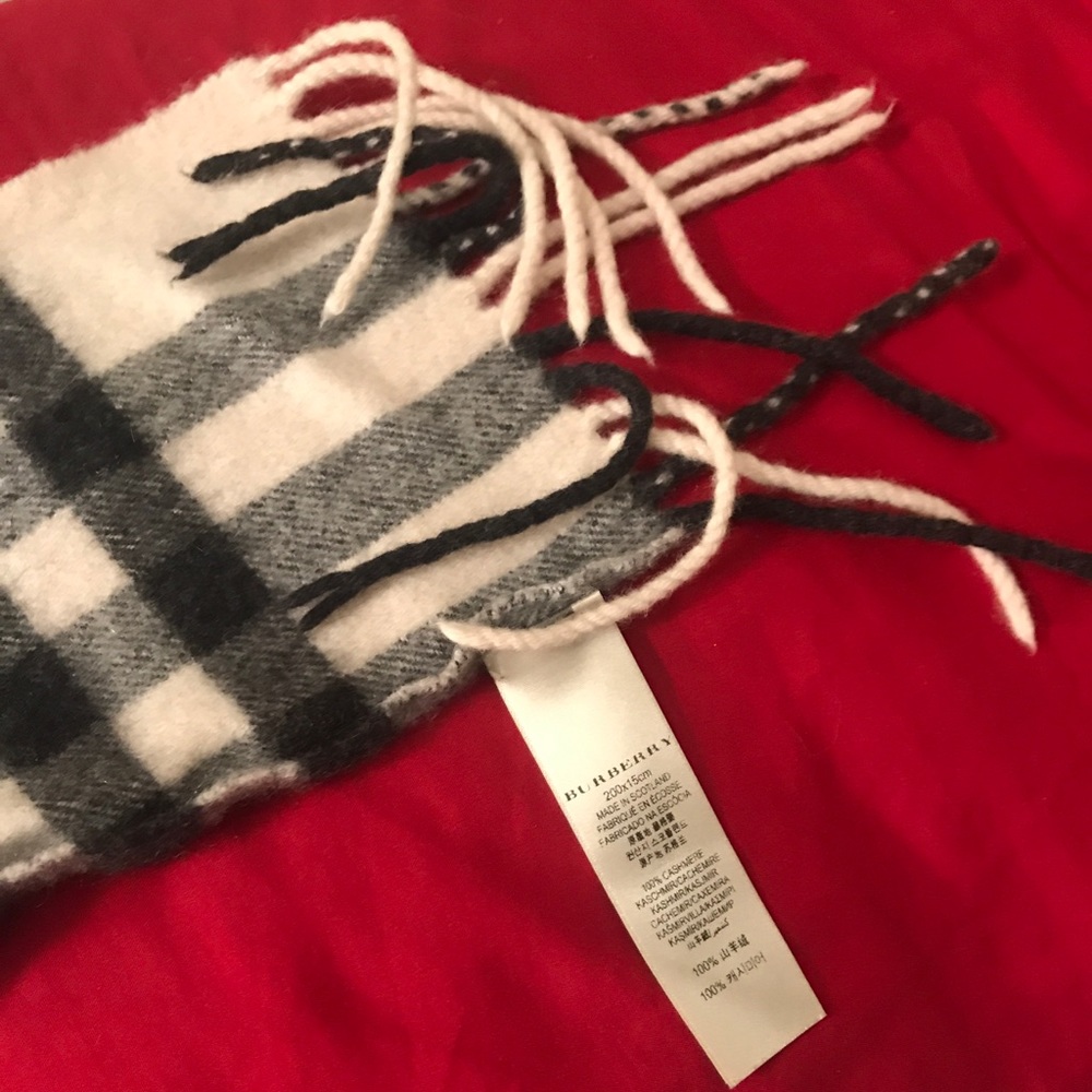 Burberry Classic Cashmere Scarf in Check