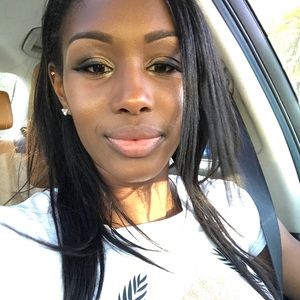 Meet your Posher, Emmanuelle