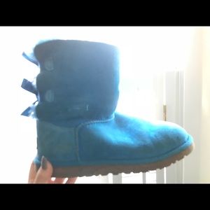 Adorable blue bailey bow uggs