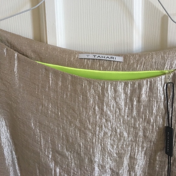 ⭐️⭐️HP⭐️⭐️New with Tags --Tahari top - Picture 2 of 5