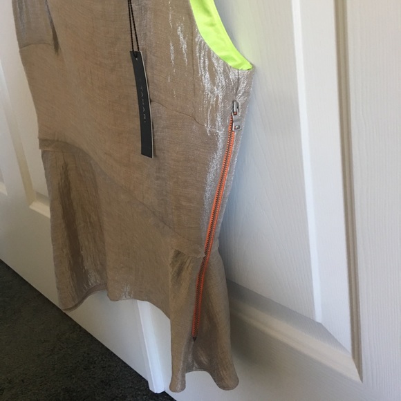 ⭐️⭐️HP⭐️⭐️New with Tags --Tahari top - Picture 3 of 5