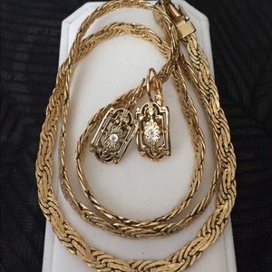 Gold tone chain 22 in with earrings