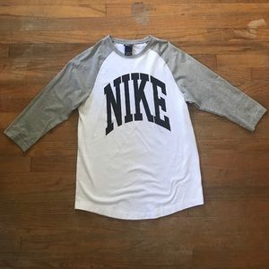 LIKE NEW! NIKE WOMENS 3/4 SLEEVE SHIRT!