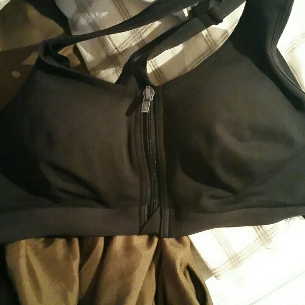 Brand new Victoria Secret front zip bra black