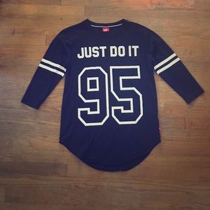 ADORABLE LIGHTLY WORN NIKE TOP! 🖤