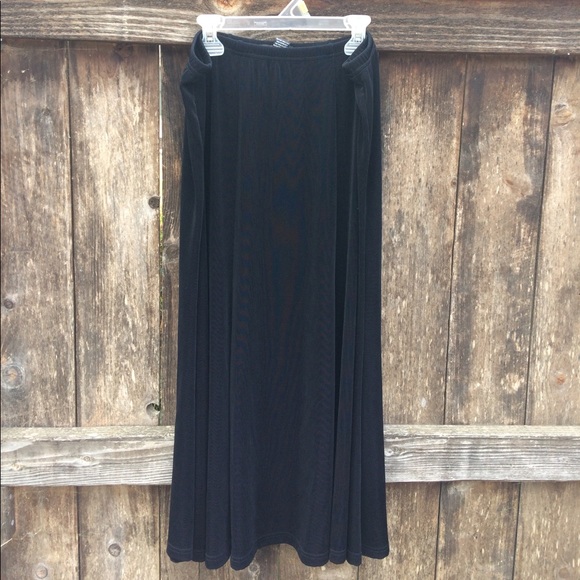 MADE IN HEAVEN Dresses & Skirts - ✨•'MADE IN HEAVEN'• Slinky Skirt