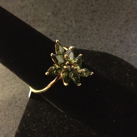NWOT Women's Peridot And Gold Ring Size 8. - Picture 2 of 7