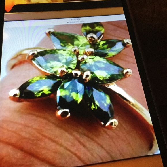 NWOT Women's Peridot And Gold Ring Size 8. - Picture 6 of 7