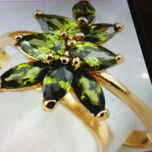 NWOT Women's Peridot And Gold Ring Size 8. - Picture 3 of 7