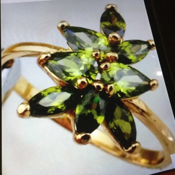 NWOT Women's Peridot And Gold Ring Size 8. - Picture 7 of 7