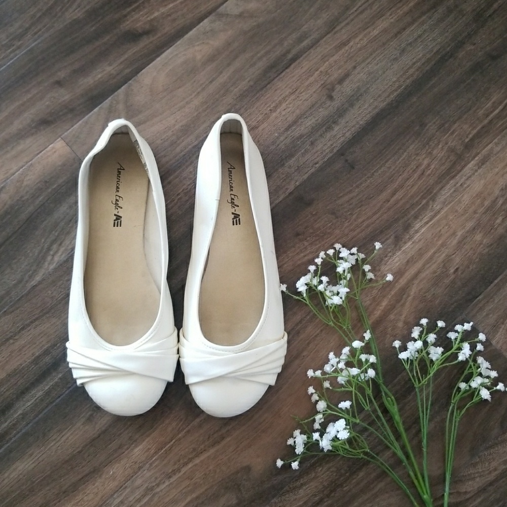 White American Eagle slip on sandals