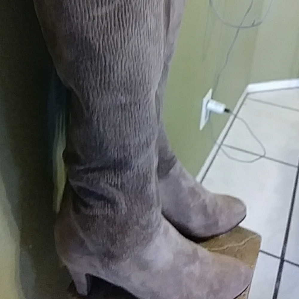 Beige suede boot - Picture 2 of 4