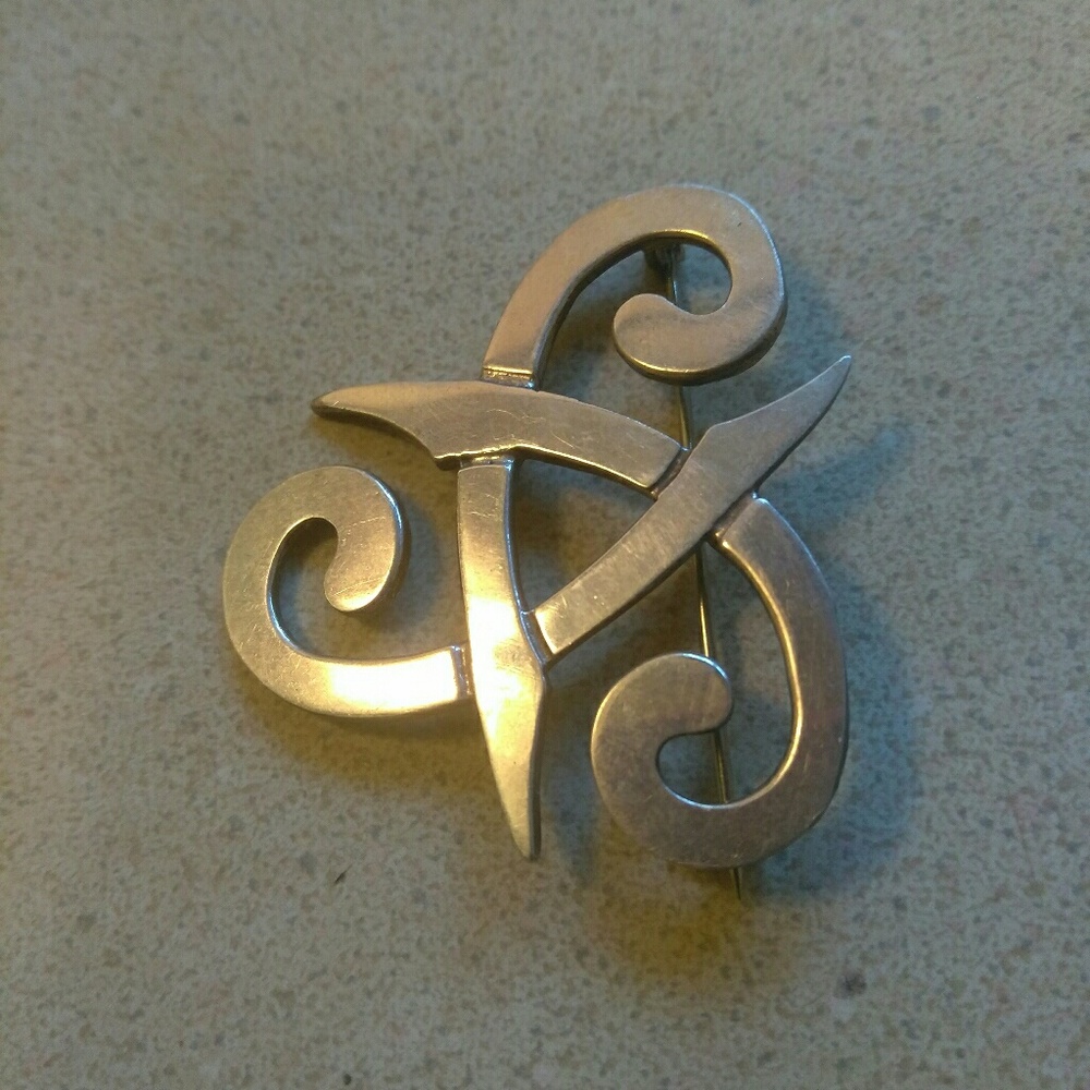 Vintage​  Sterling silver beautiful  broach PIN.