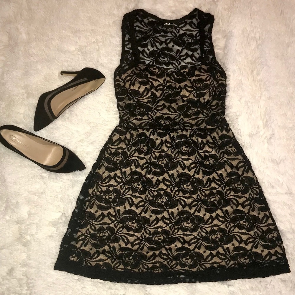 Sleeveless black and cream short dress