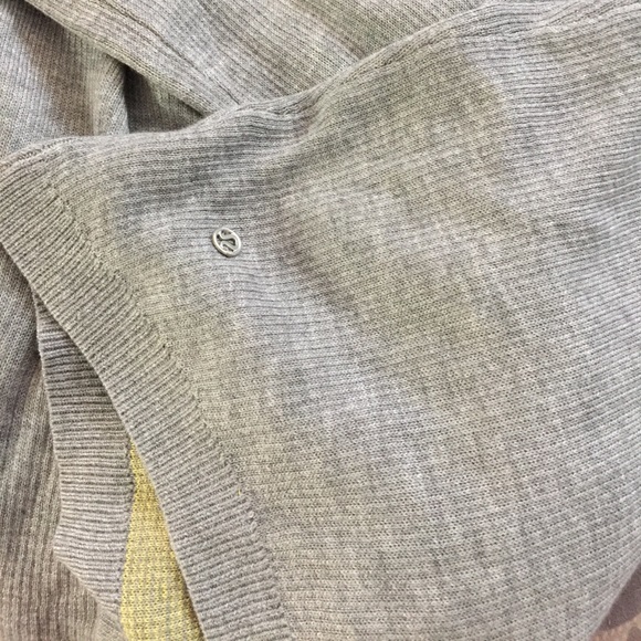 Lululemon Cabin Yogi Wrap - Picture 3 of 4