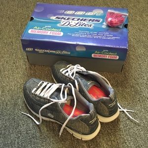 Sketchers D'Lites Ladies 7.5 shoes. Like New!