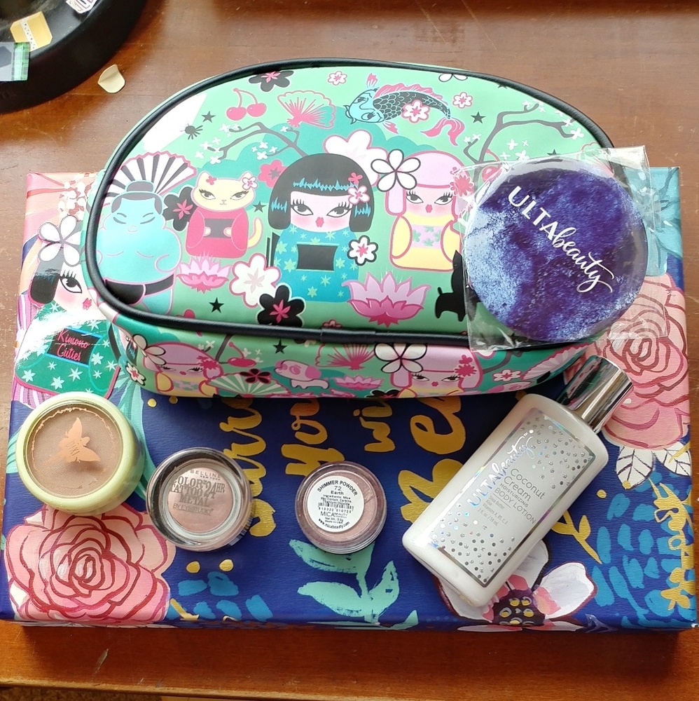 💄Fluff Makeup Bag w/4 Beauty Products & a Mirror