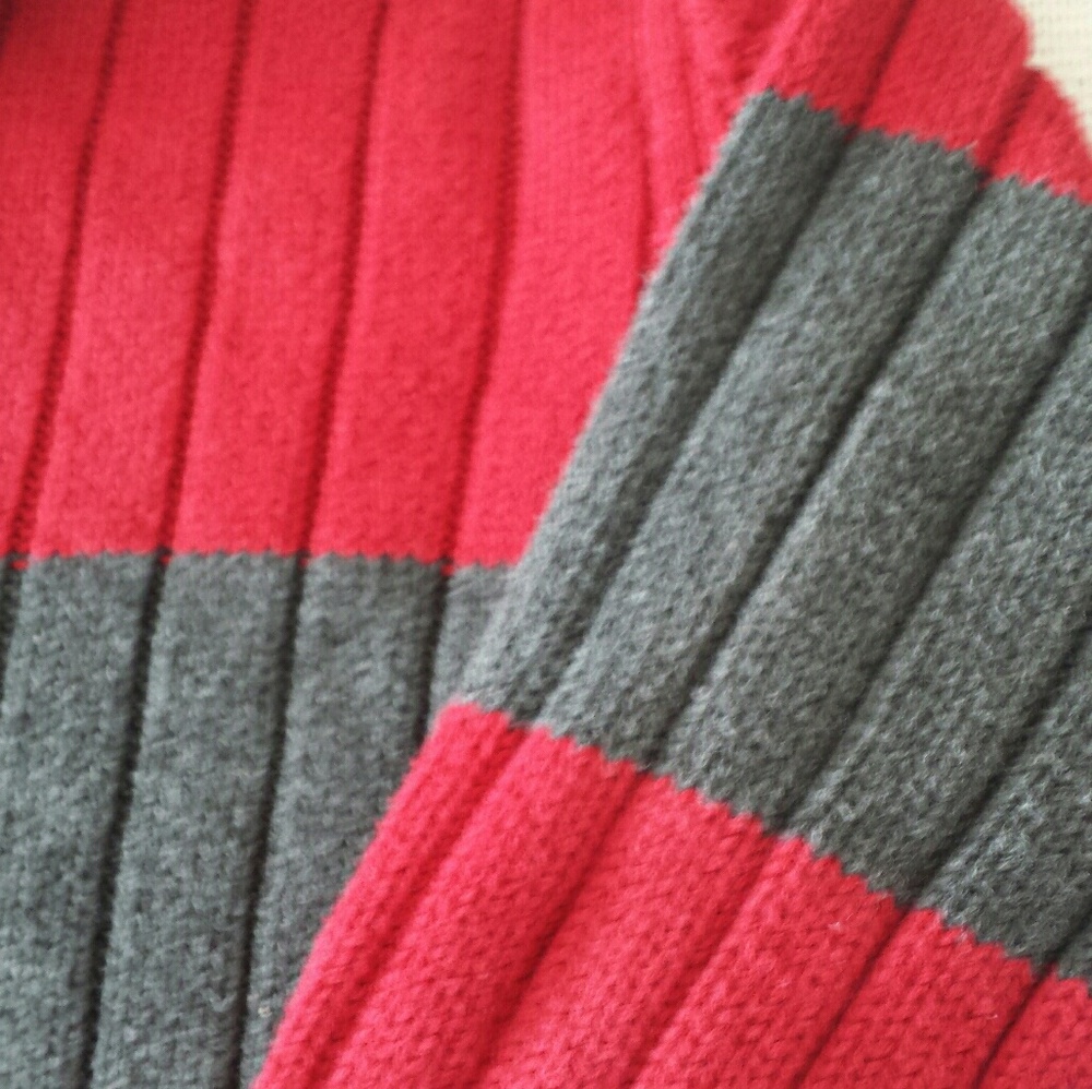 Red sweater - Picture 3 of 4