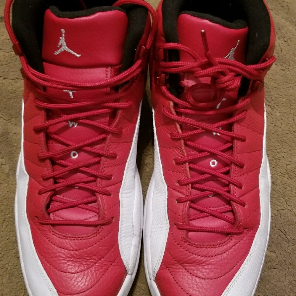 Jordan 12, Gym red