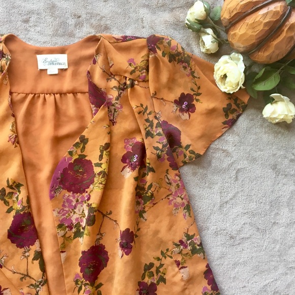 Forever 21 Boutique Floral Flutter Sleeve Cardigan - Picture 2 of 6