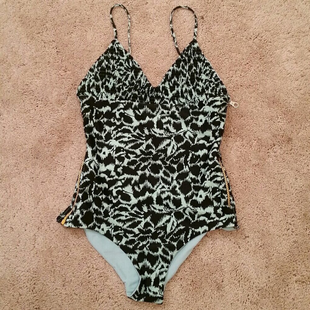 Tori Praver Kai one piece size small