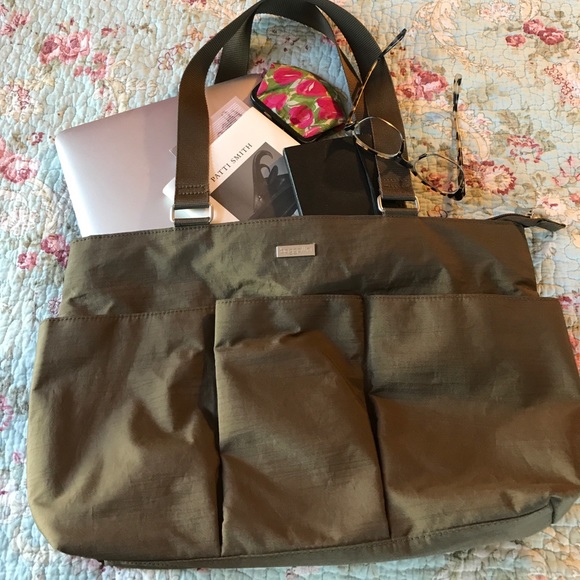 Baggallini Handbags - Baggallini carryall bag