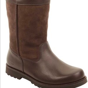 Boys size 13 riverton ugg boots