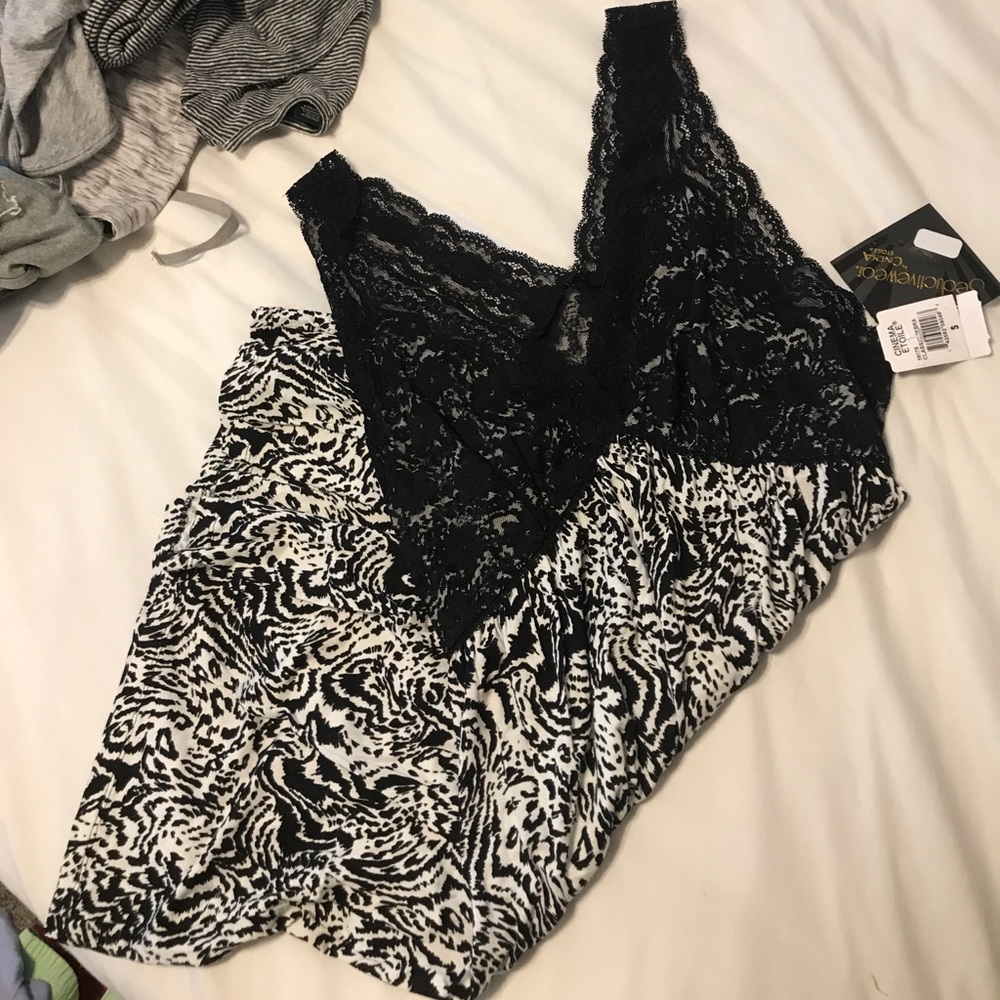 Black and white patterned night gown