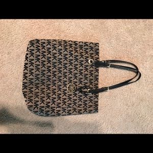 🎀 Original Michael Kors Signature Jet Set Tote 🎀