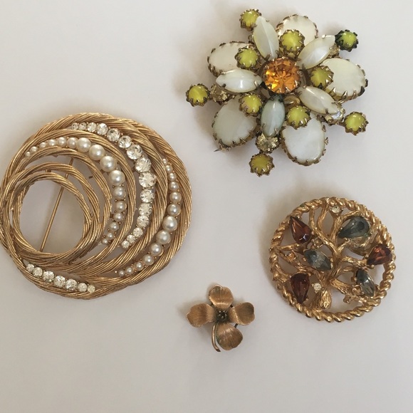 Jewelry - Vintage brooches set of 4, unique costume jewelry!