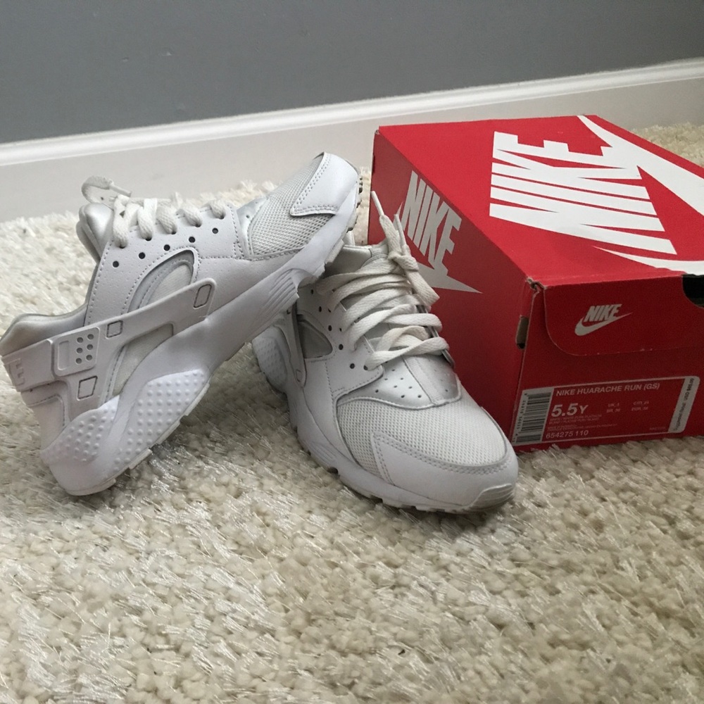 White Nike Hurraches 5.5Y