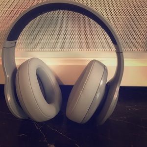 Jbl 700 Everest Bluetooth headphones