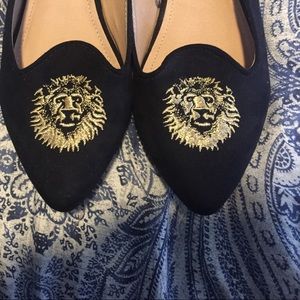 Black and gold lion emblem flats