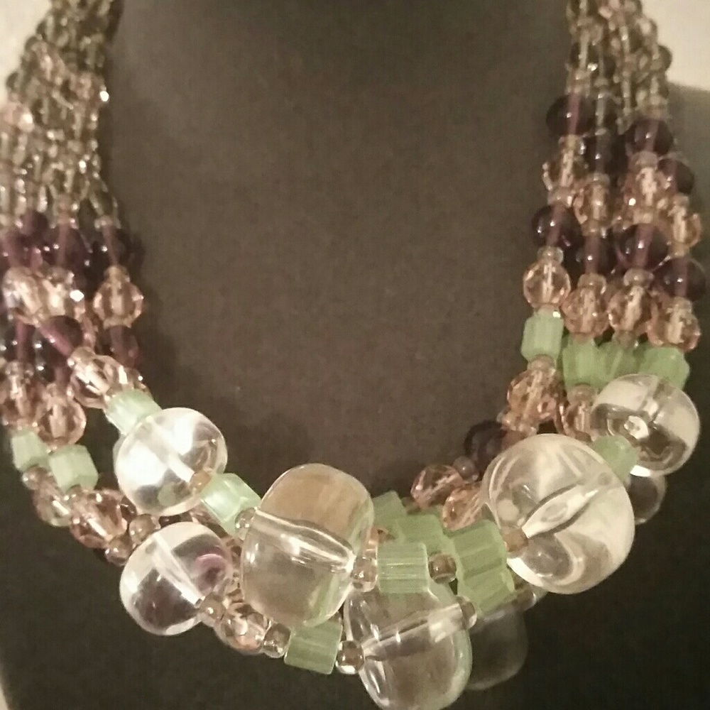 Beautiful costume jewelry necklace in great condit