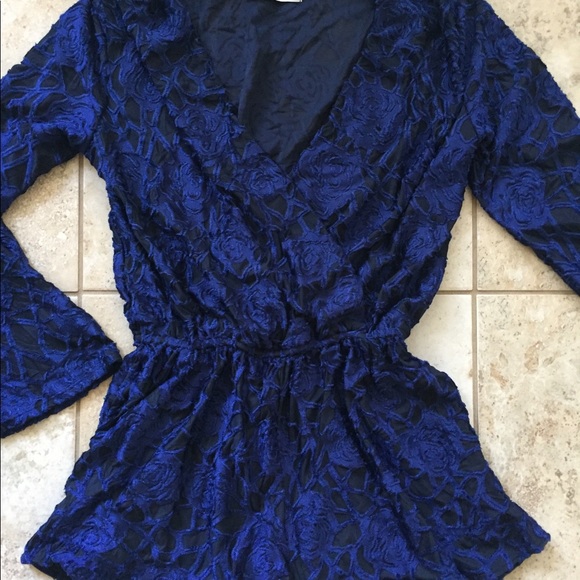 Velvet bell sleeve romper - Picture 2 of 4