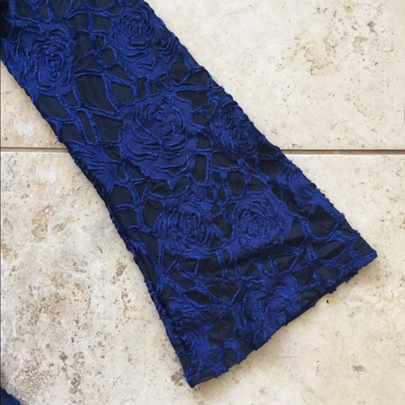 Velvet bell sleeve romper - Picture 3 of 4