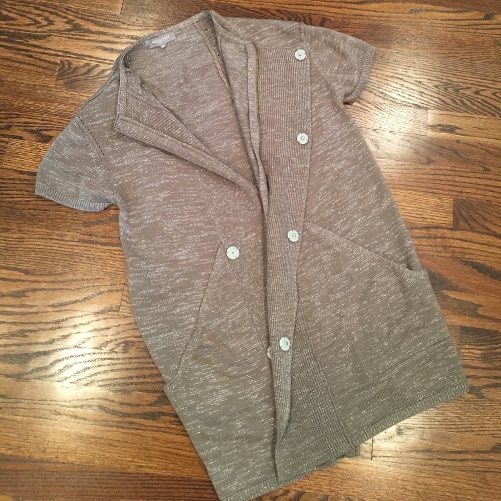 Long cardigan sweater. Zips/buttons with pockets.