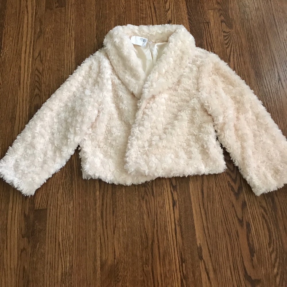 Short faux fur polyester jacket.