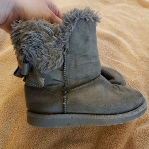 grey boots with fur and cute bow on back