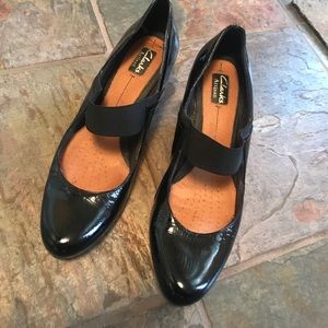 Clarke’s Artisan black parent leather pumps