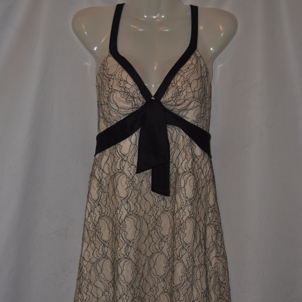 Beautiful White House Black market dress
