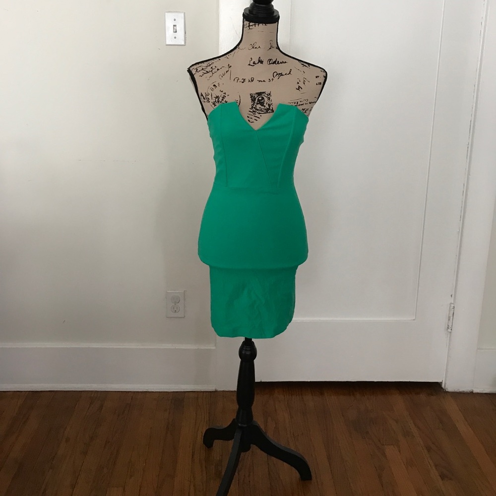 Green sleeveless party dress