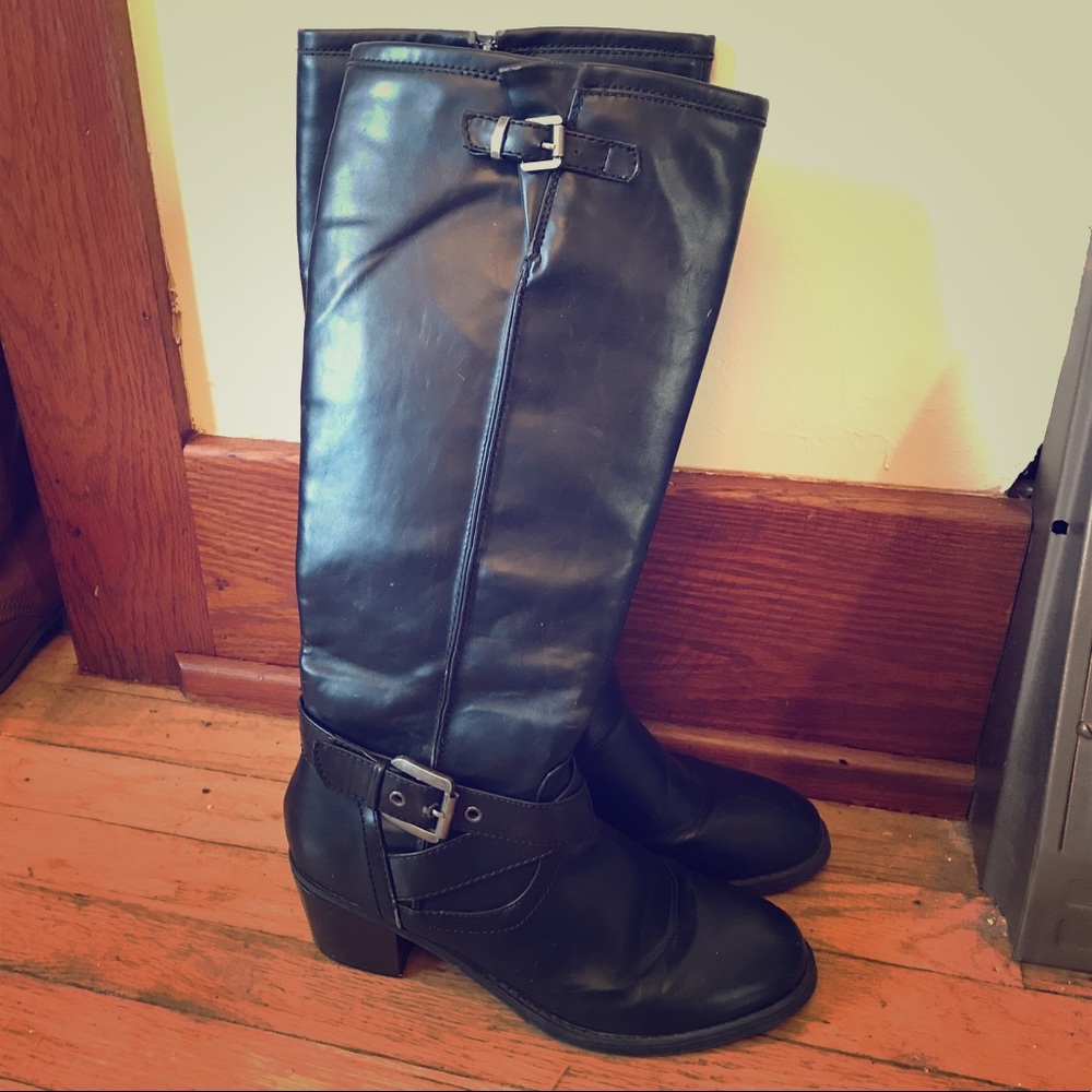 Black heeled boots