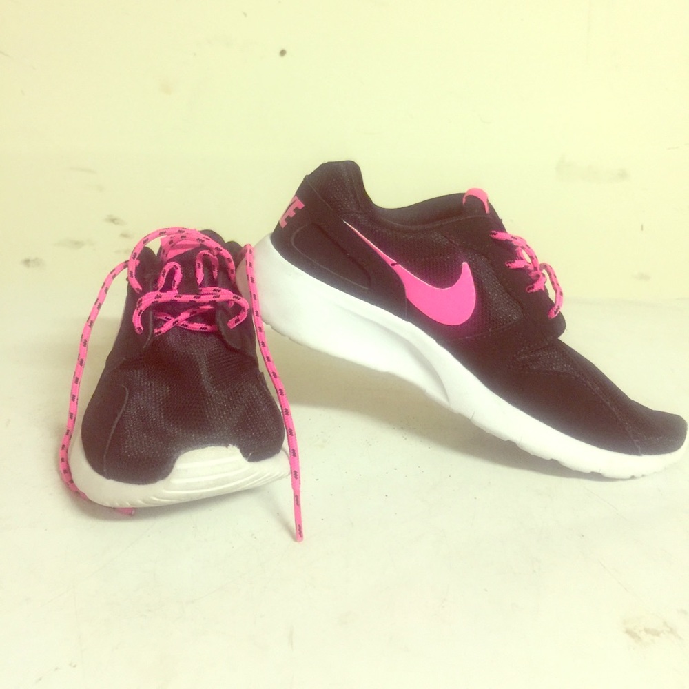 Nike Women 6/Youth girls 4 Roshon running shoes