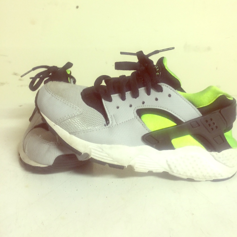 SOLD!!!!! Nike youth (boys/girls) Huarache shoes.