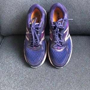Low mileage New Balance 860v7 Running Shoes!