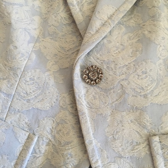 Floral embroidered blazer with crystal button - Picture 2 of 8
