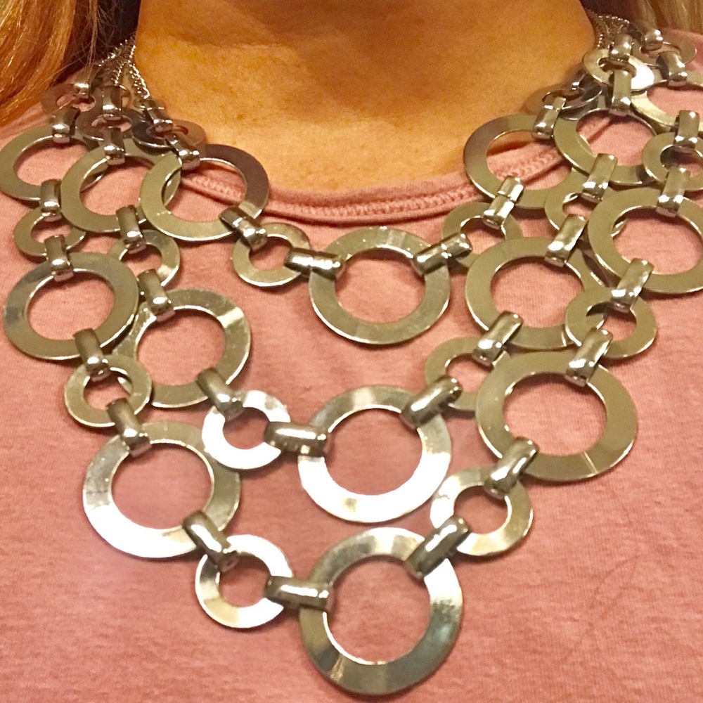 Like New! Fabulous circles necklace!