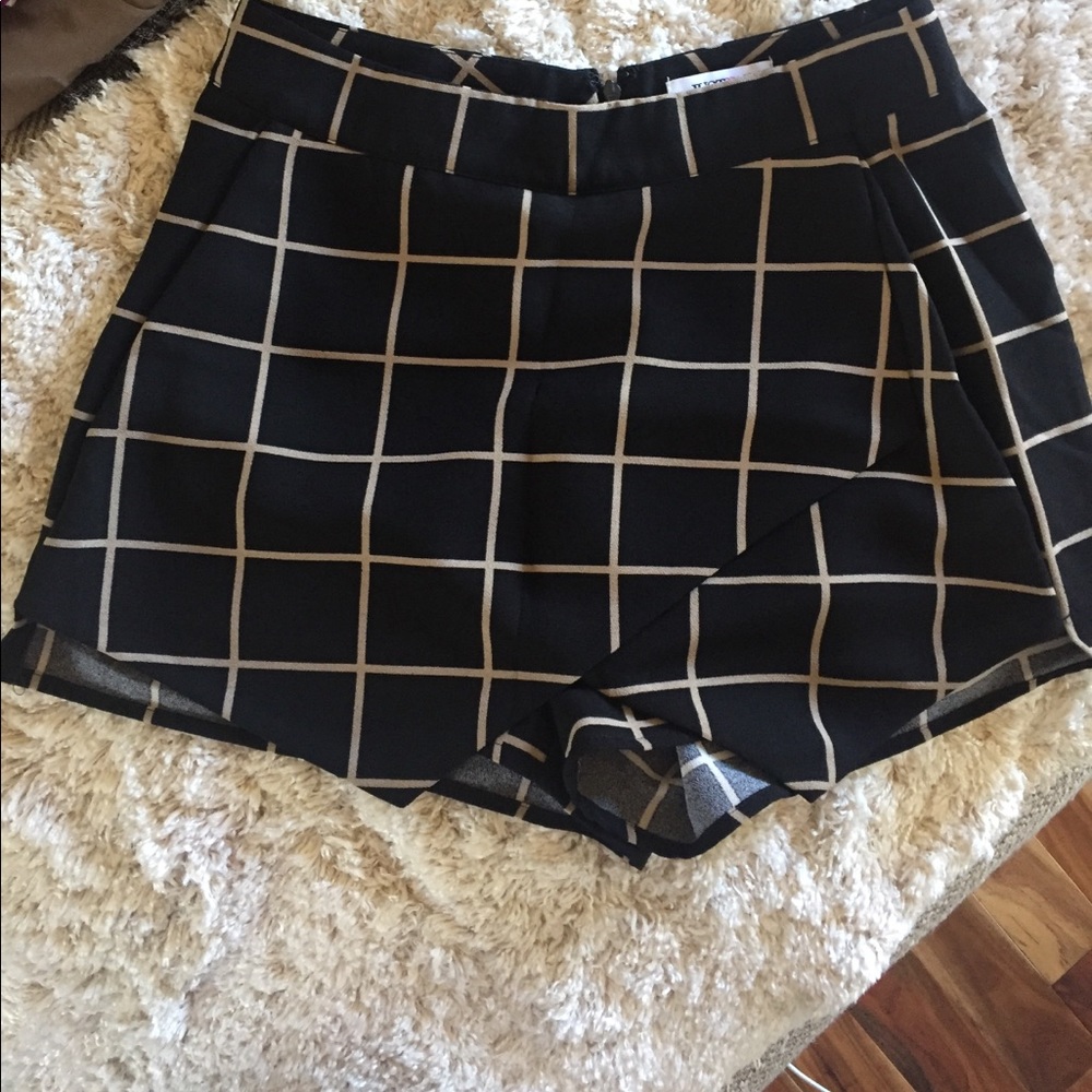 Envelope Med Rise Shorts